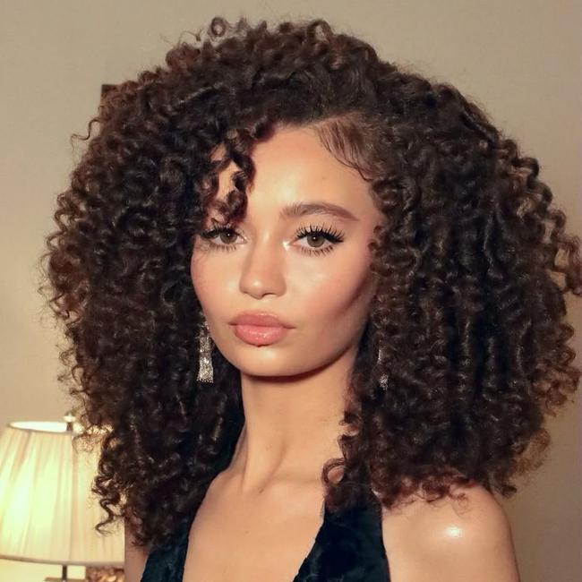 Nico Parker con un corte de pelo de estilo de setenta y diez